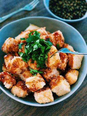  Huai'an Shi Zi Tofu - Czy chrupiące tofu z sosem czosnkowym zasługuje na miano mistrzowskiej potrawy?