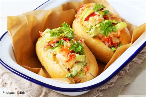  Lobster Roll - Delikatne Krewetki w Chrupiącej Bułce: Podróż Kulinarna do Freeport