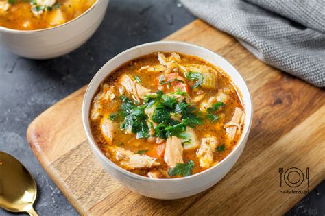  Sancocho de Gallina - Wyśmienita Zupa z Kurczakiem i Owocami Podawana z Pikantnym Sokiem z Kolendry!