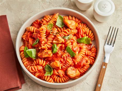  Gotowe danie z makaronem w Panjin: Zapach pieczonej wieprzowiny i pikantny sos chili tworzą niezapomnianą symfonię smaków!