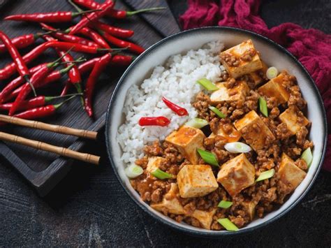  Mapo Tofu - Czy Ostrą Smakowitość Wzbogacisz Delikatnym Aromatem Sezamu?