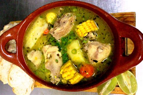  Sancocho de Gallina:  Gęsta zupa z kurczakiem o aromatycznych przyprawach i pysznym zielonym towarzystwie!